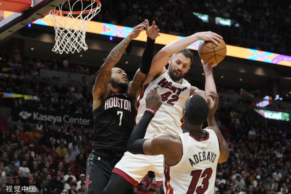 男子河中钓鱼，没想到钓了一条河鳗！.